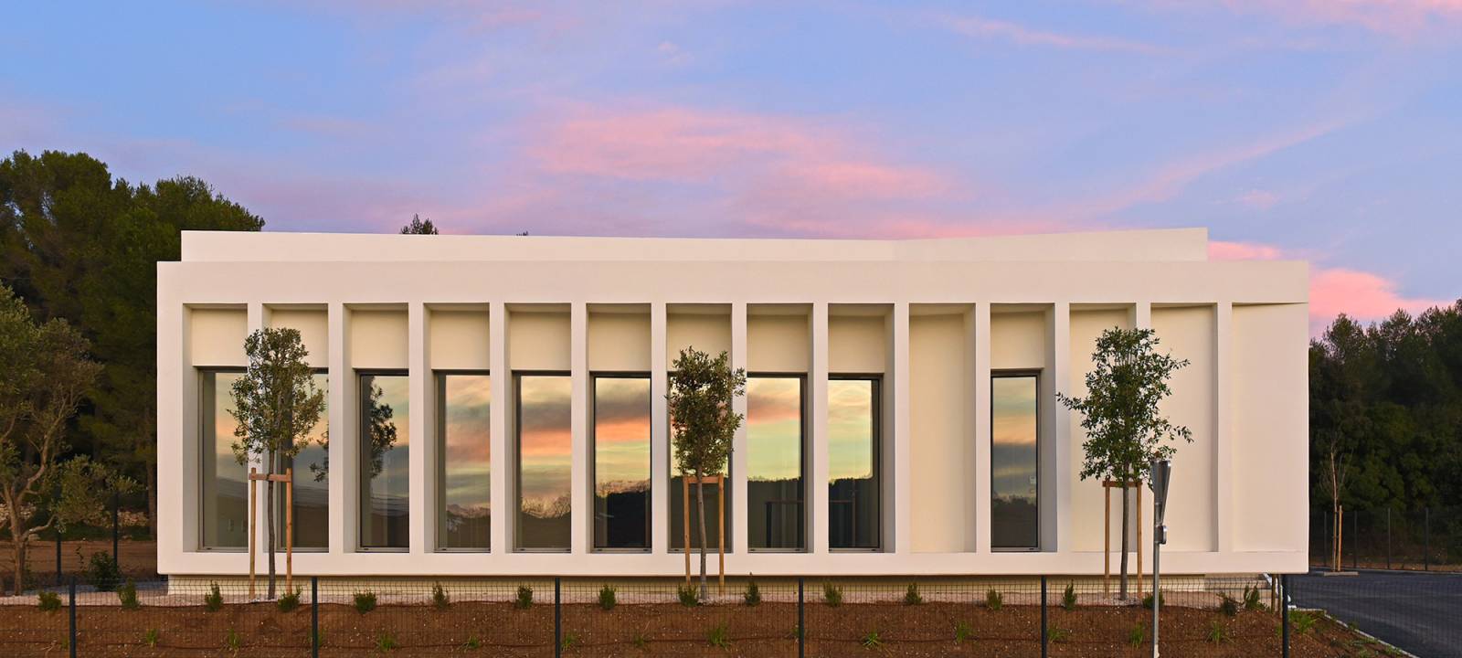 CONSTRUCTION D'UN BÂTIMENT DE LABORATOIRES ET DE BUREAUX EN BÉTON A SAINT-MITRE-LES-REMPARTS