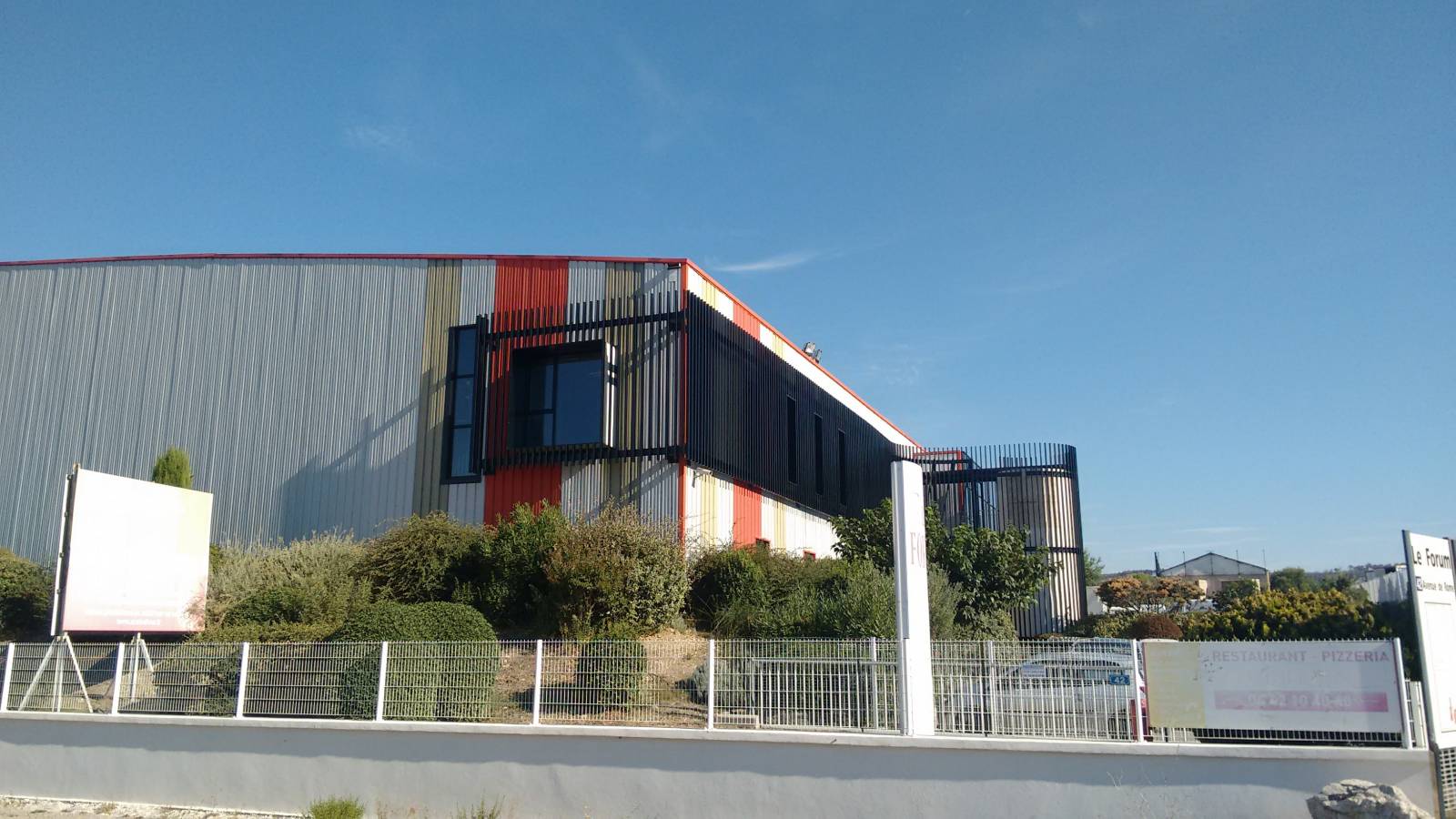 AGRANDISSEMENT ET AMÉNAGEMENT DE BUREAUX PROFESSIONNELS DANS UN BÂTIMENT INDUSTRIEL À VITROLLES