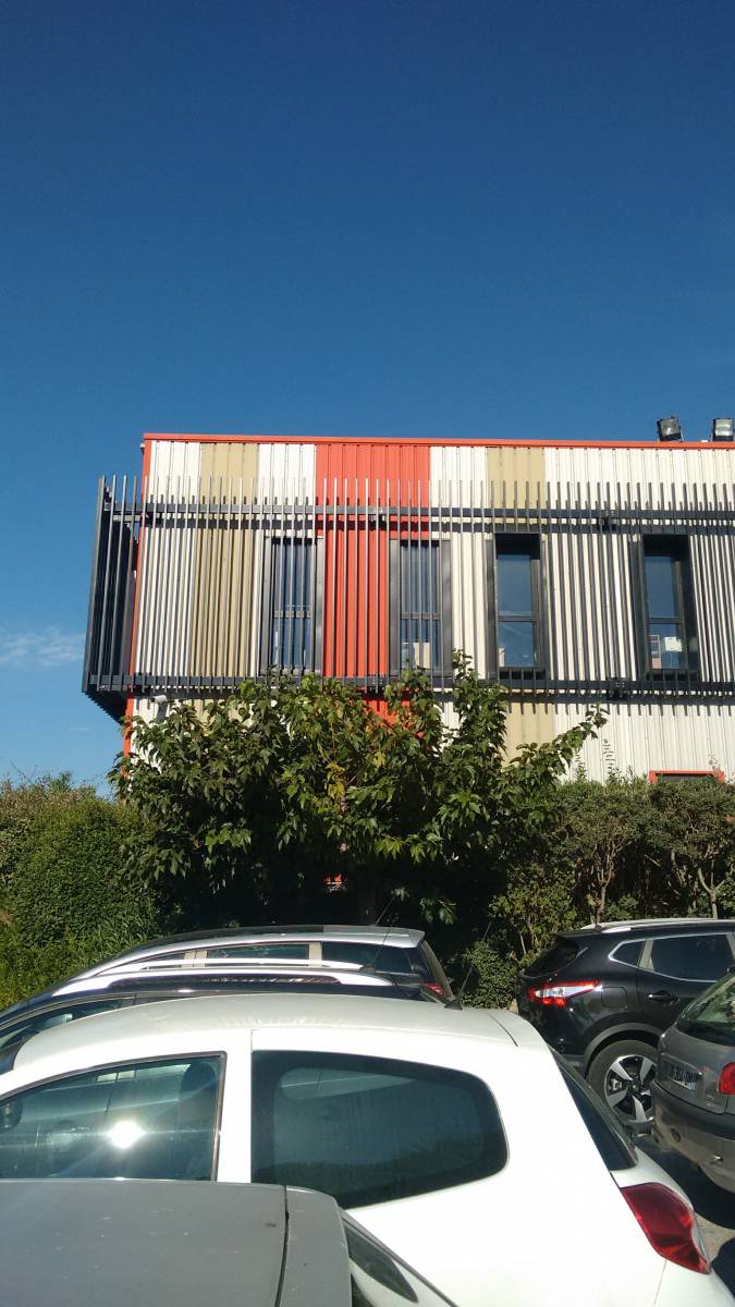 AGRANDISSEMENT ET AMÉNAGEMENT DE BUREAUX PROFESSIONNELS DANS UN BÂTIMENT INDUSTRIEL À VITROLLES