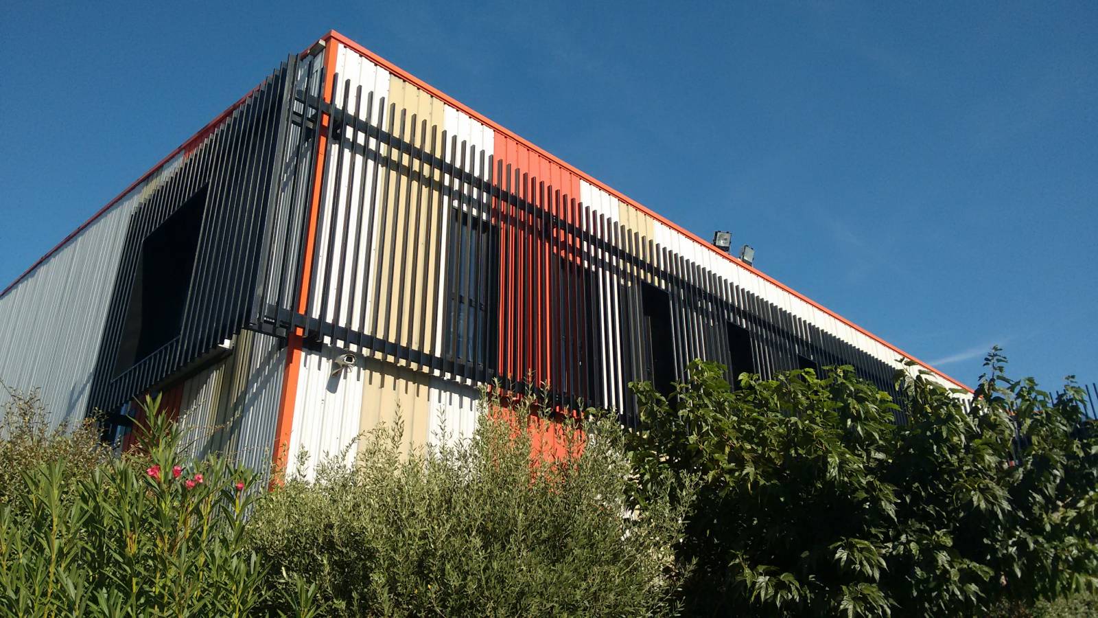 AGRANDISSEMENT ET AMÉNAGEMENT DE BUREAUX PROFESSIONNELS DANS UN BÂTIMENT INDUSTRIEL À VITROLLES