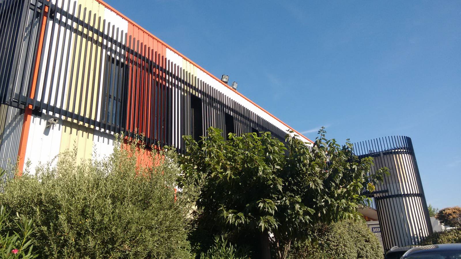 AGRANDISSEMENT ET AMÉNAGEMENT DE BUREAUX PROFESSIONNELS DANS UN BÂTIMENT INDUSTRIEL À VITROLLES