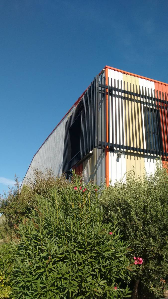 AGRANDISSEMENT ET AMÉNAGEMENT DE BUREAUX PROFESSIONNELS DANS UN BÂTIMENT INDUSTRIEL À VITROLLES