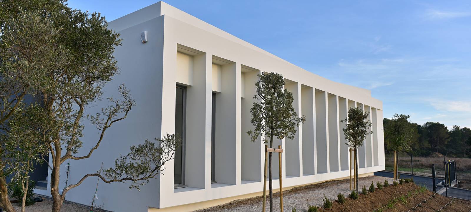 CONSTRUCTION D'UN BÂTIMENT DE LABORATOIRES ET DE BUREAUX EN BÉTON A SAINT-MITRE-LES-REMPARTS