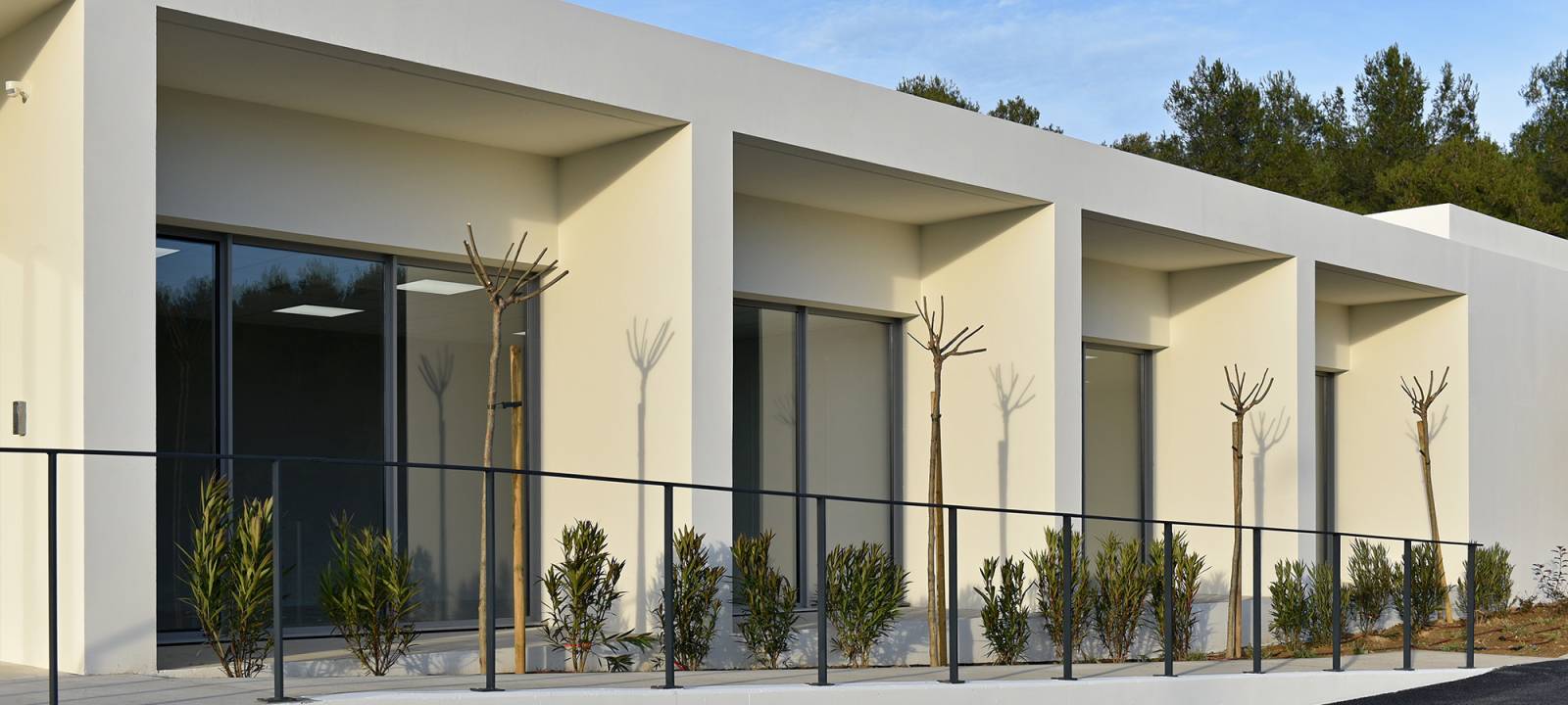 CONSTRUCTION D'UN BÂTIMENT DE LABORATOIRES ET DE BUREAUX EN BÉTON A SAINT-MITRE-LES-REMPARTS