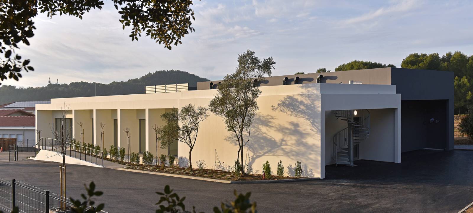 CONSTRUCTION D'UN BÂTIMENT DE LABORATOIRES ET DE BUREAUX EN BÉTON A SAINT-MITRE-LES-REMPARTS