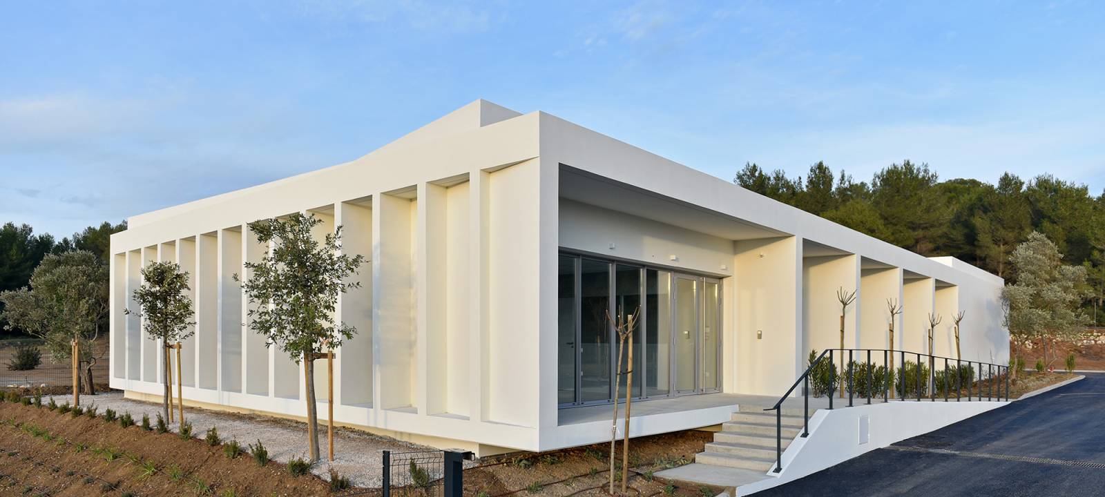 CONSTRUCTION D'UN BÂTIMENT DE LABORATOIRES ET DE BUREAUX EN BÉTON A SAINT-MITRE-LES-REMPARTS