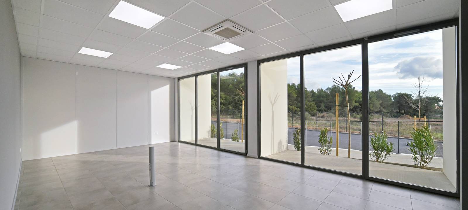 CONSTRUCTION D'UN BÂTIMENT DE LABORATOIRES ET DE BUREAUX EN BÉTON A SAINT-MITRE-LES-REMPARTS