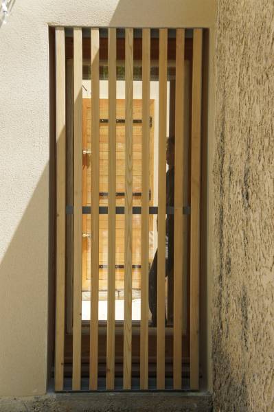 Extension d'une maison individuelle sur un terrain en pente au Tholonet
