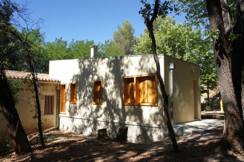 Extension d'une maison avec patio sur un terrain en pente à Aix-en-Provence