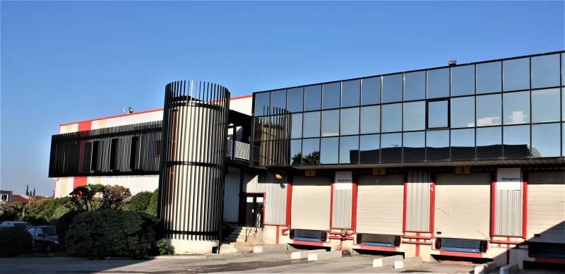 AGRANDISSEMENT ET AMÉNAGEMENT DE BUREAUX PROFESSIONNELS DANS UN BÂTIMENT INDUSTRIEL À VITROLLES