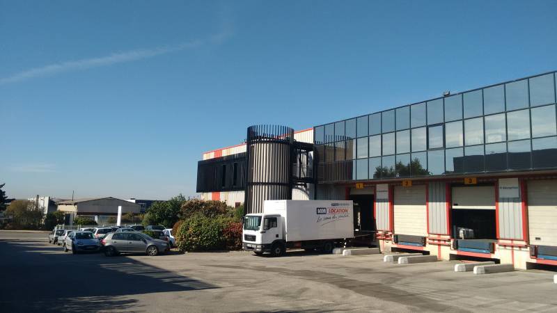 AGRANDISSEMENT ET AMÉNAGEMENT DE BUREAUX PROFESSIONNELS DANS UN BÂTIMENT INDUSTRIEL À VITROLLES