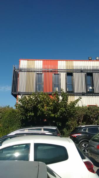 AGRANDISSEMENT ET AMÉNAGEMENT DE BUREAUX PROFESSIONNELS DANS UN BÂTIMENT INDUSTRIEL À VITROLLES