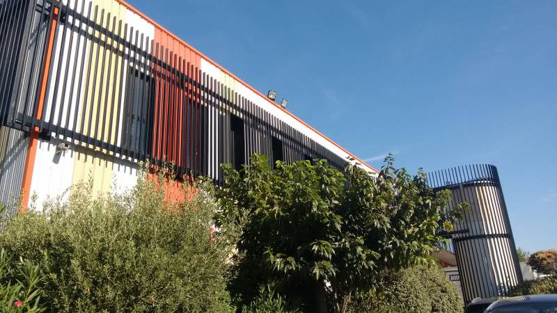 AGRANDISSEMENT ET AMÉNAGEMENT DE BUREAUX PROFESSIONNELS DANS UN BÂTIMENT INDUSTRIEL À VITROLLES