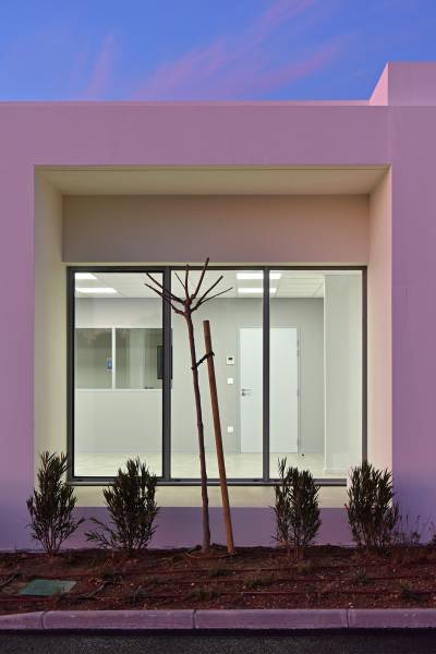 CONSTRUCTION D'UN BÂTIMENT DE LABORATOIRES ET DE BUREAUX EN BÉTON A SAINT-MITRE-LES-REMPARTS