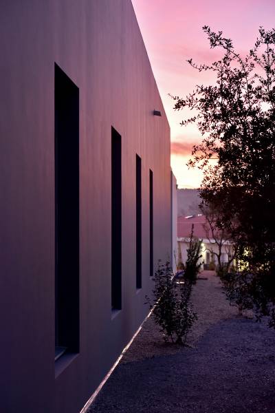 CONSTRUCTION D'UN BÂTIMENT DE LABORATOIRES ET DE BUREAUX EN BÉTON A SAINT-MITRE-LES-REMPARTS